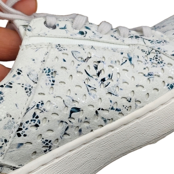 Clarks Collection Caroline Ella Leather Metallic Floral Sneakers  Size 8.5 Wide - Picture 6 of 9